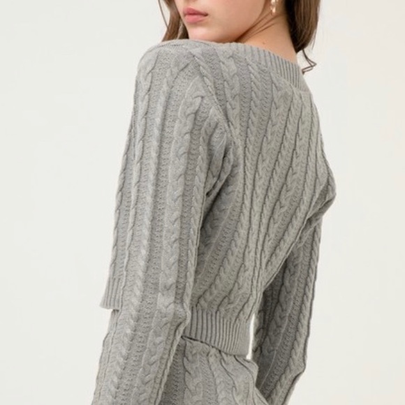 V-neck Crop Top Sweater - Picture 4 of 4